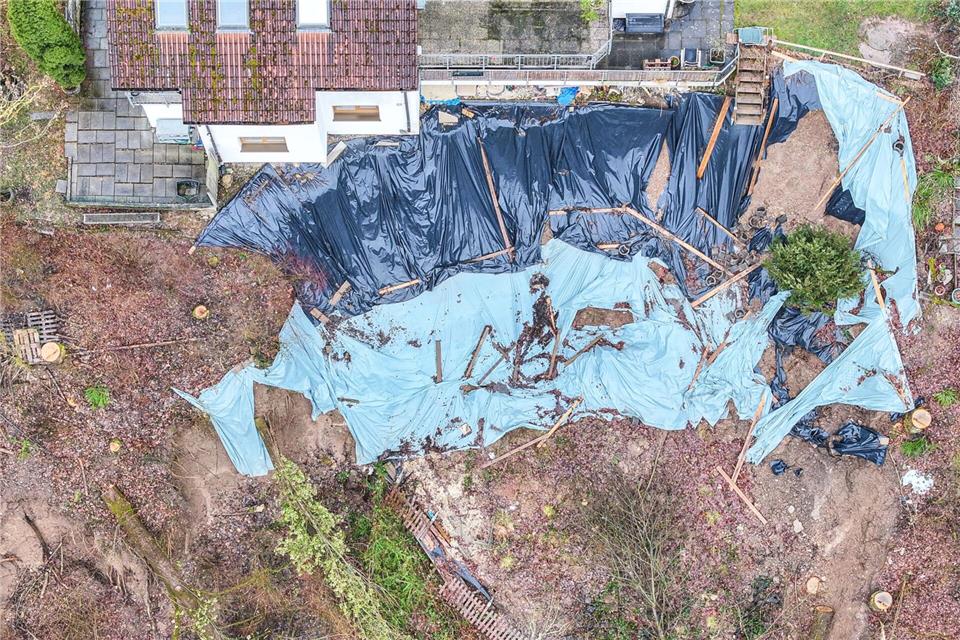 Die Eigentümer und Bewohner von Wohnungen, die vom Hangrutsch bedroht sich, machen sich Sorgen. Jason Tschepljakow/dpa