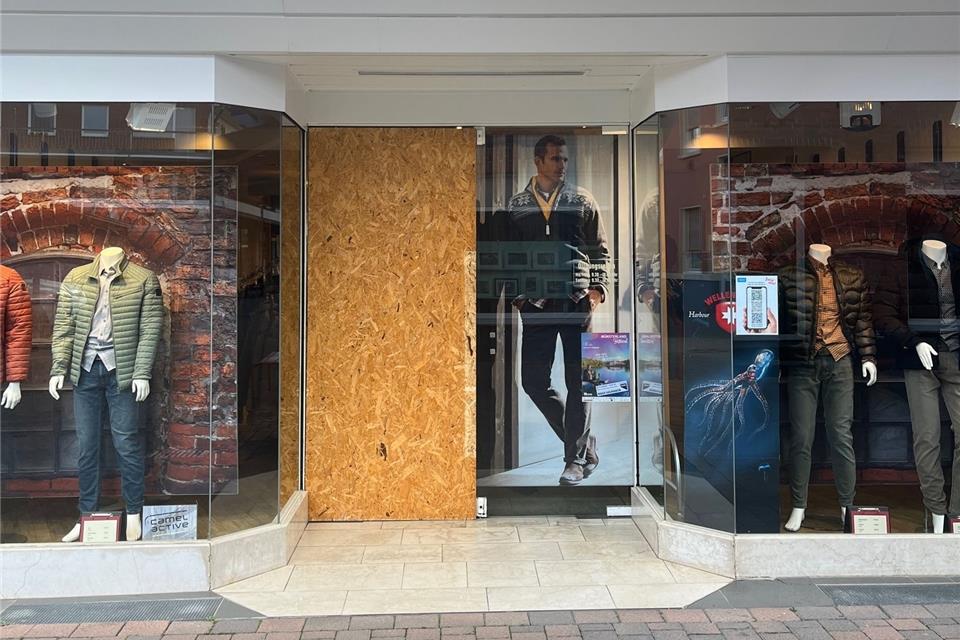 Einbrecher stehlen Jacken bei Mode Koch in Borken Die Einbrecher haben in der Nacht zu Montag die Scheibe am Nebeneingang des Modehauses eingeschlagen.
