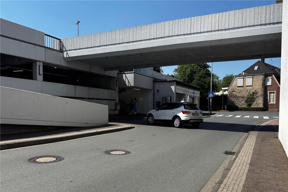 Die Einfahrt ins Parkhaus am Boltenhof ist aus Richtung Mönkenstiege umständlich.