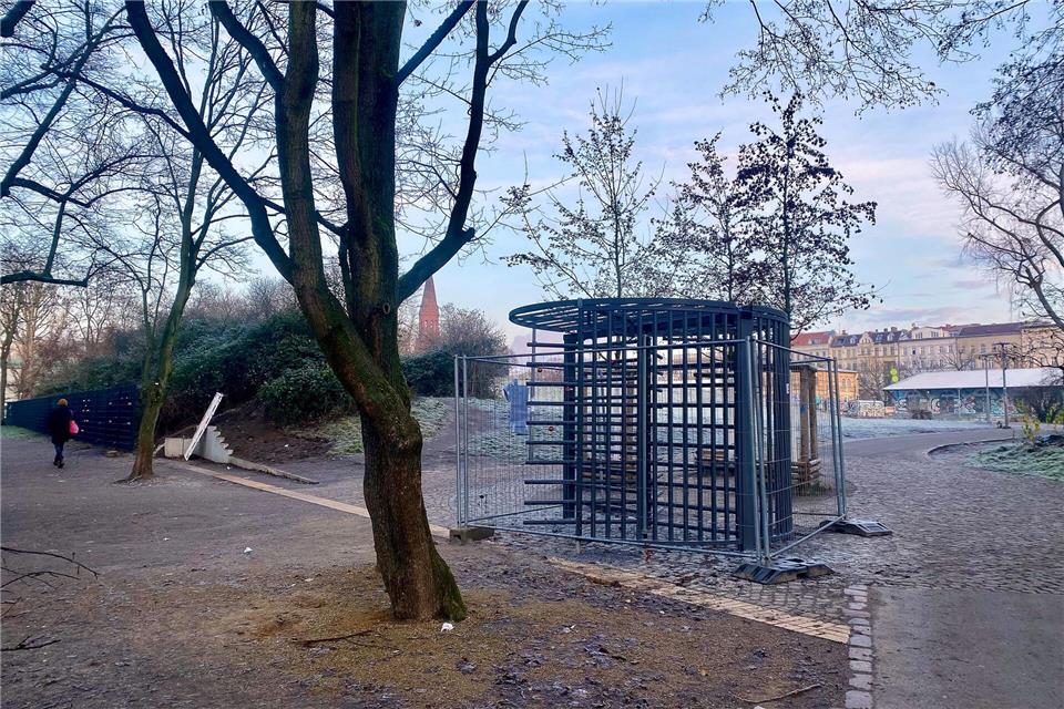 Die Eingänge des Görlitzer Parks sollen demnächst ab dem späten Abend abgeschlossen werden - ein Zugang ist aber noch nicht fertig..Anja Mia Neumann/dpa