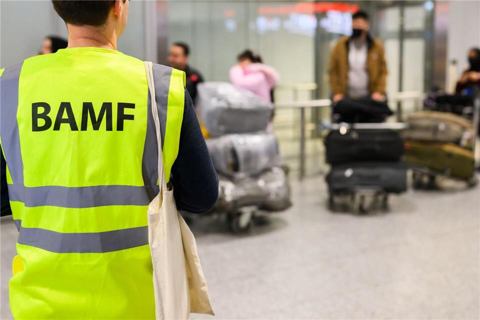 Die Eingereisten landeten in Berlin und Hannover. Julian Stratenschulte/dpa