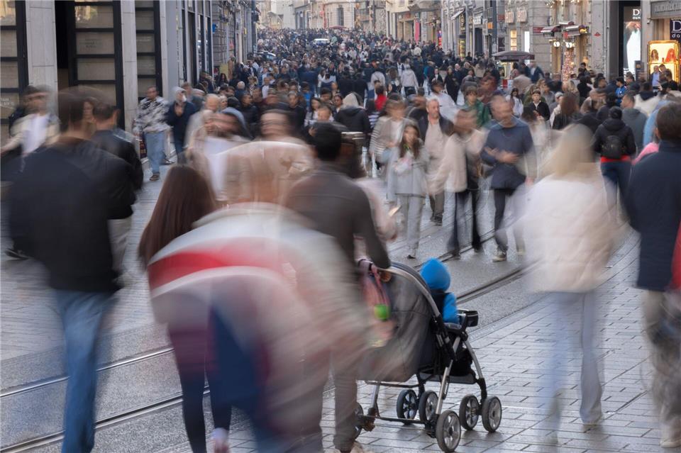 Die Einkaufsstraße Istiklal in Istanbul ist bei Touristen beliebtAhmed Deeb/dpa