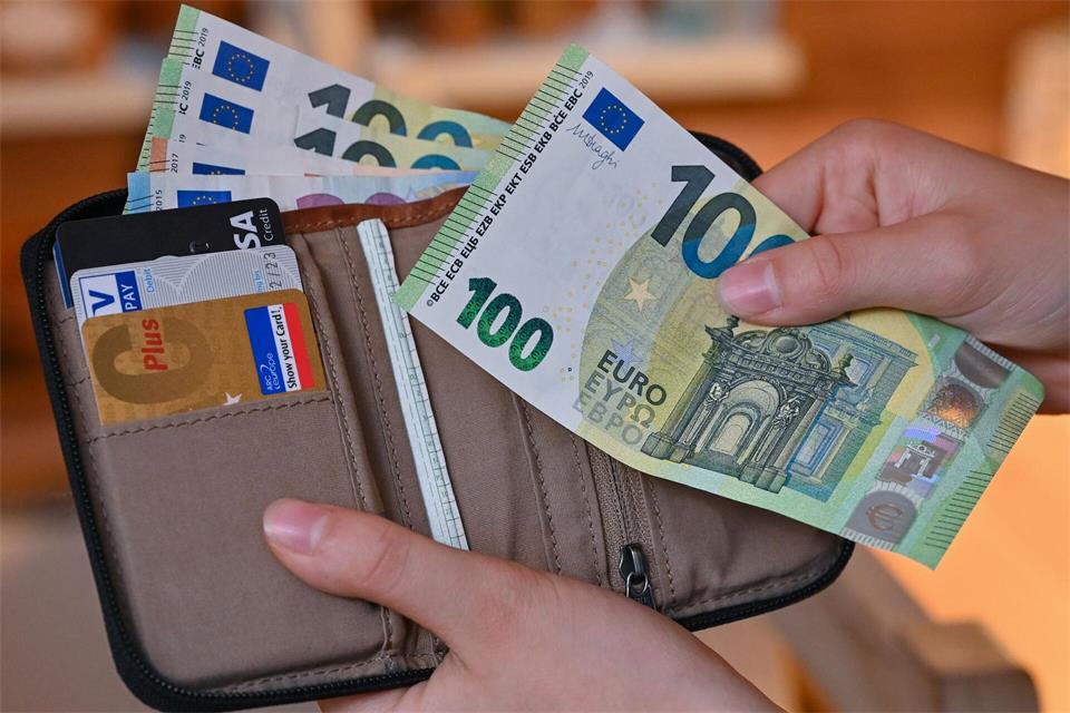 Die Einkommen in Ostdeutschland sind statistisch deutlich niedriger als im Westen. (Symbolbild)Patrick Pleul/dpa-Zentralbild/dpa
