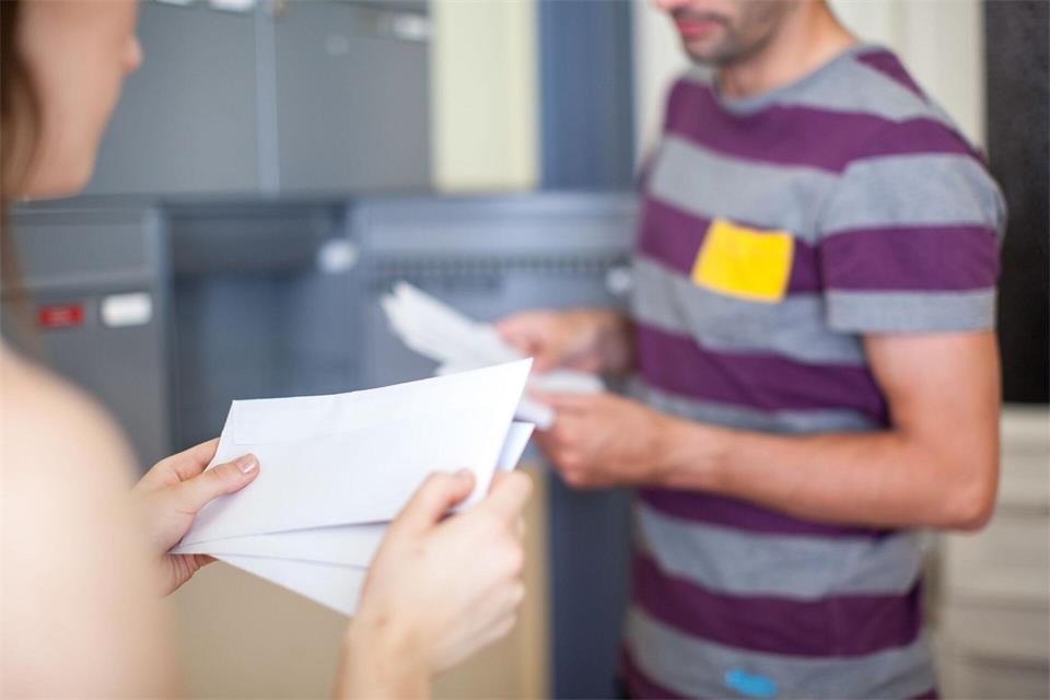 Die Einladung zur Eigentümerversammlung muss Eigentümer einer WEG zwingend schriftlich und mindestens drei Wochen vor dem Termin erreichen.picture alliance/dpa/dpa-tmn