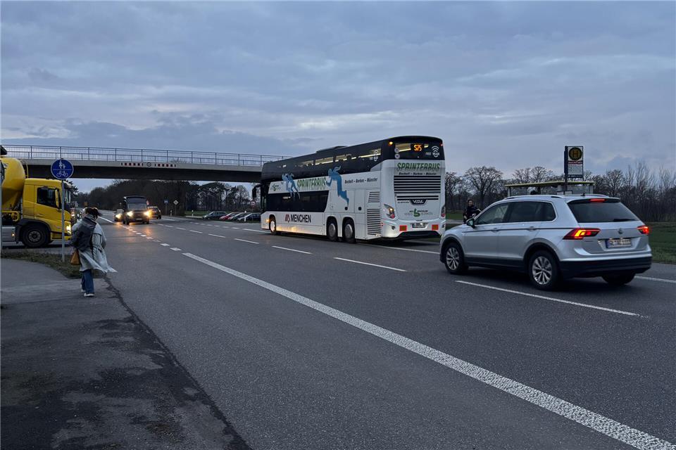Die Einmündung der Straße Sandheck auf die B67 wird künftig wegfallen. Aus dem provisorischen Pendlerparkplatz soll eine Mobilstation werden. Der Sprinterbus erhält separate Fahrspuren auf der Bundesstraße.