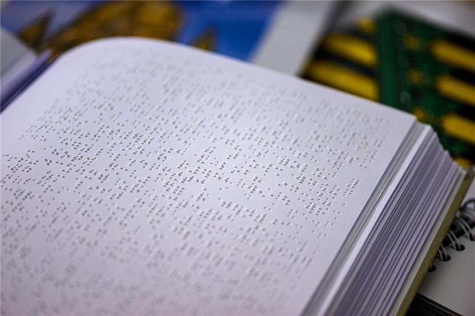 200 Jahre Braille - KI macht Punktschrift noch vielseitiger  Die Einrichtung stellt in einer hauseigenen Druckerei und Buchbinderei verschiedene Druckerzeugnisse für blinde und sehbehinderte Menschen her. Hendrik Schmidt/dpa