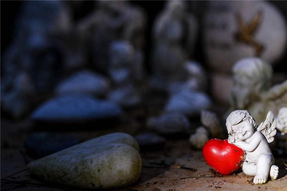 Die Einrichtung von „Sternenkinder“-Gräbern geht oft auf Initiativen betroffener Eltern oder von Geburtskliniken aus. (Symbolfoto)picture alliance / dpa