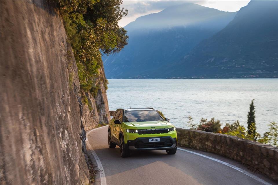 Die Einsamkeit des Langstreckenläufers? Muss nicht sein. Denn neben einer Normreichweite von aktuell 500 Kilometern im elektrischen Compass gibt es genug Platz für Kind und Kegel. Jeep/Stellantis/dpa-tmn