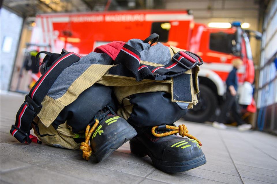 Die Einsatzbekleidung liegt bereit. Feuerwehrleute werden jetzt zu ihren Dienstuniformen befragt. (Archivbild)Klaus-Dietmar Gabbert/dpa