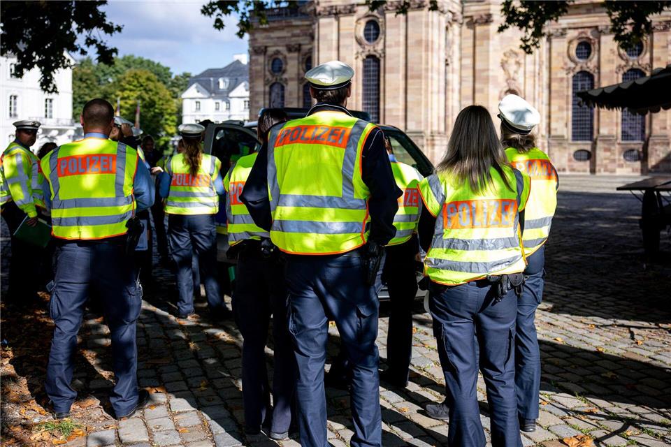 Die Einsatzkräfte beschlagnahmten die Drohne. (Symbolbild)Laszlo Pinter/dpa