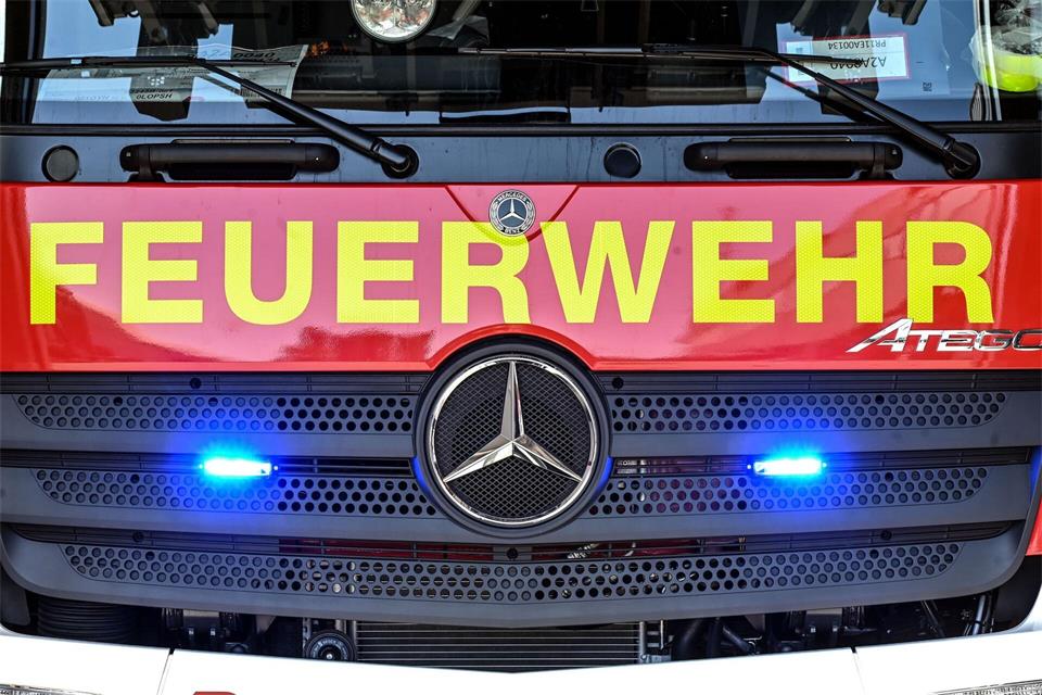Die Einsatzkräfte der Feuerwehr fanden nach Abschluss der Löscharbeiten in dem Wohnhaus eine leblose Person vor. (Symbolbild)Uli Deck/dpa