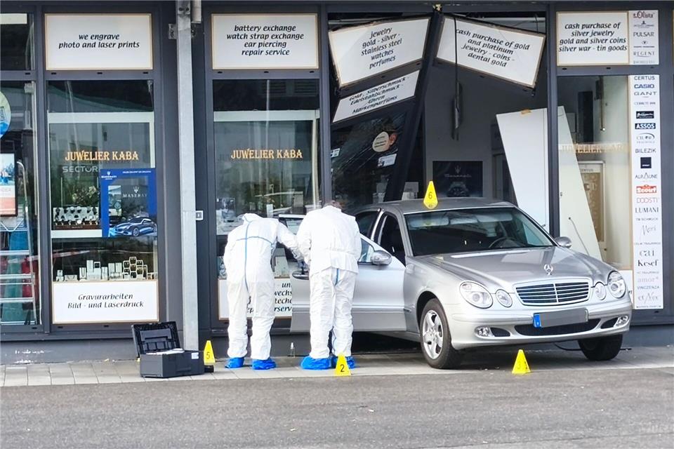Die Einsatzkräfte der Spurensicherung am Tatort suchen nach Hinweisen auf die flüchtigen Diebe.J�rgen Masching/NEWS5/dpa