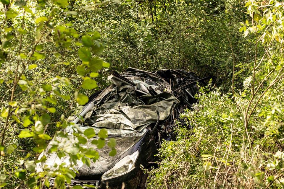 Die Einsatzkräfte fanden die beiden Toten in dem stark beschädigten Auto.Christian Schulz/Foto Hosser/dpa