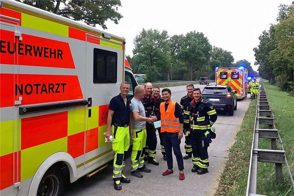 Die Einsatzkräfte gratulierten noch vor Ort. Der Vater (Mitte) hatte auf der A95 als Geburtshelfer tätig werden müssen. -/Branddirektion München/dpa