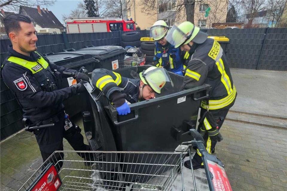 Die Einsatzkräfte haben den Rauchmelder aus dem Müll gesucht und fachgerecht entsorgt, um weitere Notrufe zu verhindern. (Handout)Feuerwehr Celle/dpa