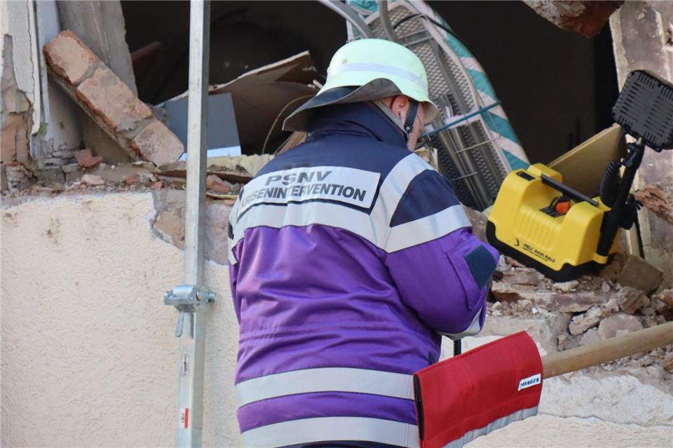 Polizei: Hauseinsturz ging Explosion voraus Die Einsatzkräfte können mit dem eingeschlossenen Mann reden.Ren� Priebe/dpa