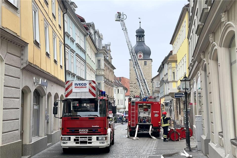 Die Einsatzkräfte konnten den Brand im Dachgeschoss löschen.Daniel Vogl/dpa