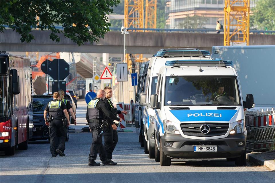Die Einsatzkräfte kontrollierten wegen des Verdachts des Kindergeldbetruges. Bodo Marks/dpa