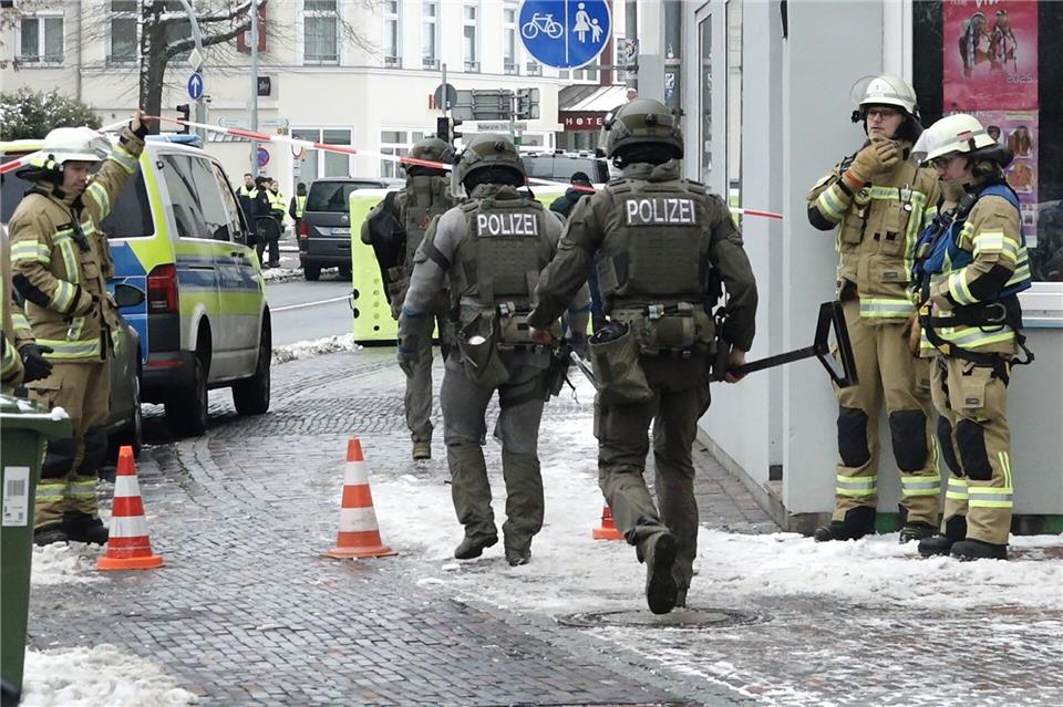 Die Einsatzkräfte nahmen den Mann schließlich in Gewahrsam.-/NWM-TV/dpa