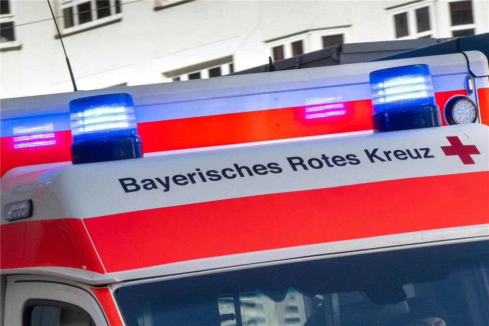 Die Einsatzkräfte reanimierten den Beifahrer. (Symbolbild)Peter Kneffel/dpa
