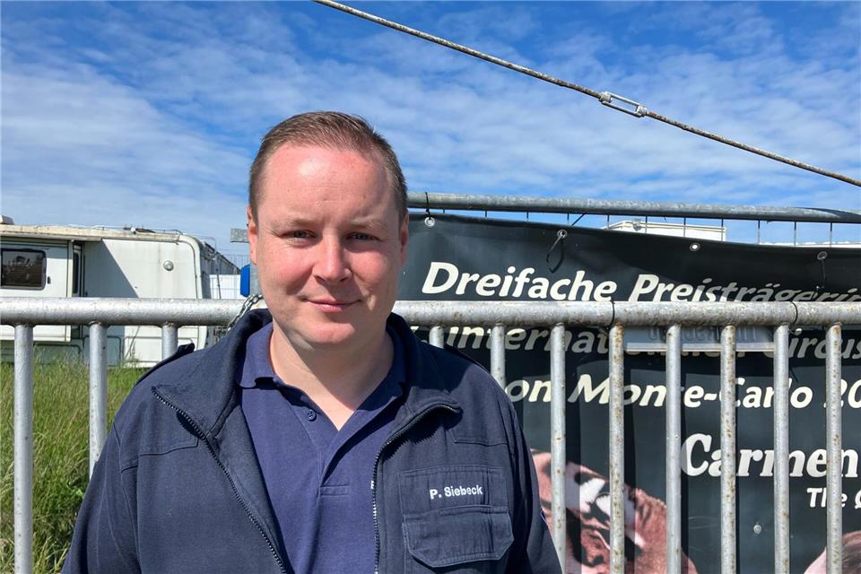 Die Einsatzkräfte retteten unter Polizeischutz den Schwerverletzten nach der Tigerattacke.André Jahnke/-/dpa
