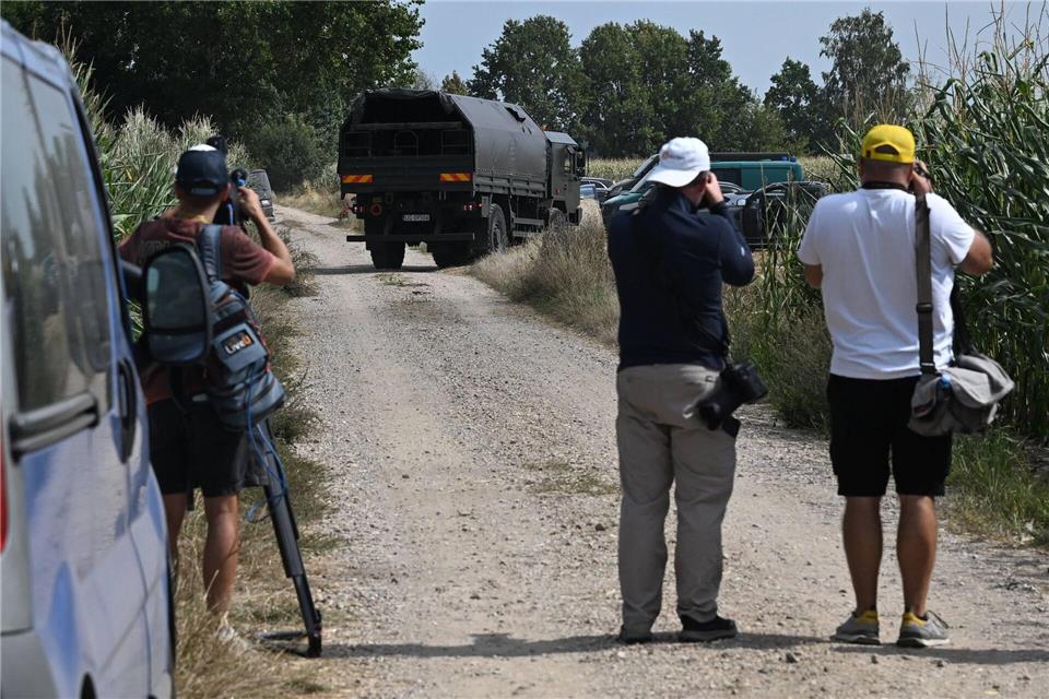 Die Einsatzkräfte sichern das Gebiet eines Maisfeldes in Osiny, Ostpolen, auf das am 20. August 2025 ein  Objekt fiel. Dabei handelte es sich nach Angaben der Regierung in Warschau um eine russische Drohne.Wojtek Jargilo/PAP/dpa