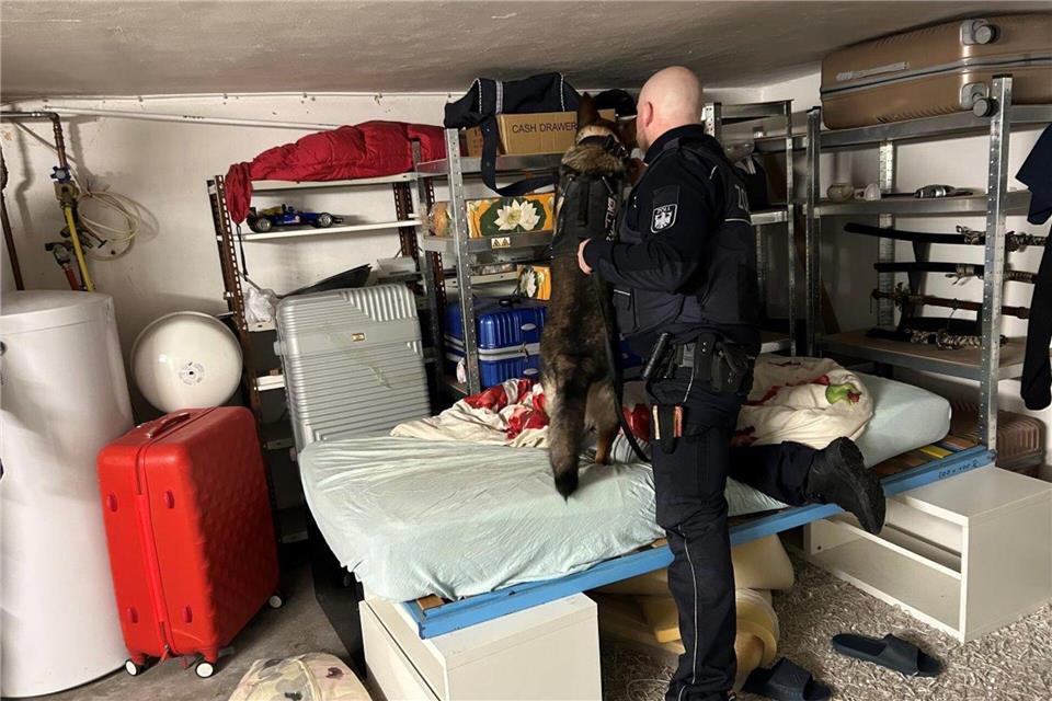 Die Einsatzkräfte stießen im Keller des Wohnhauses auf ein Matratzenlager, welches mutmaßlich als Schlafstätte für die Arbeitnehmer des Nagelstudios dient.