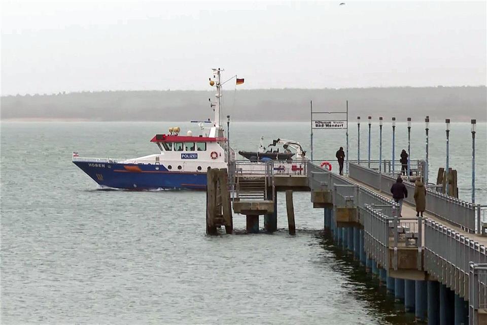 Die Einsatzkräfte suchen den Wal seit dem Morgen wieder von Wasser aus.Stefan Tretropp/dpa