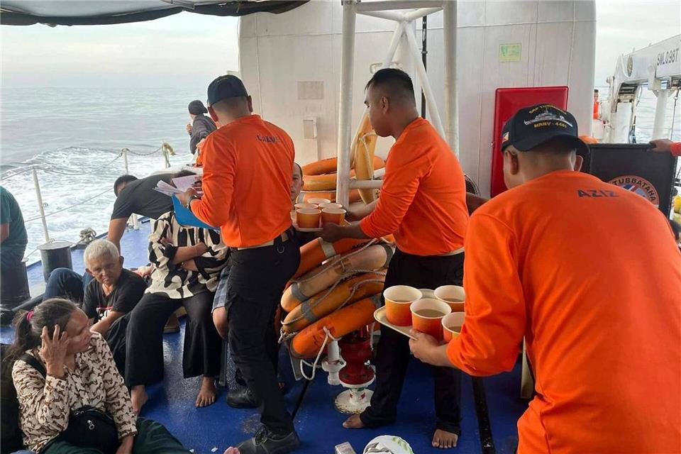 Die Einsatzkräfte suchen noch nach Überlebenden. Uncredited/Philippine Coast Guard/dpa