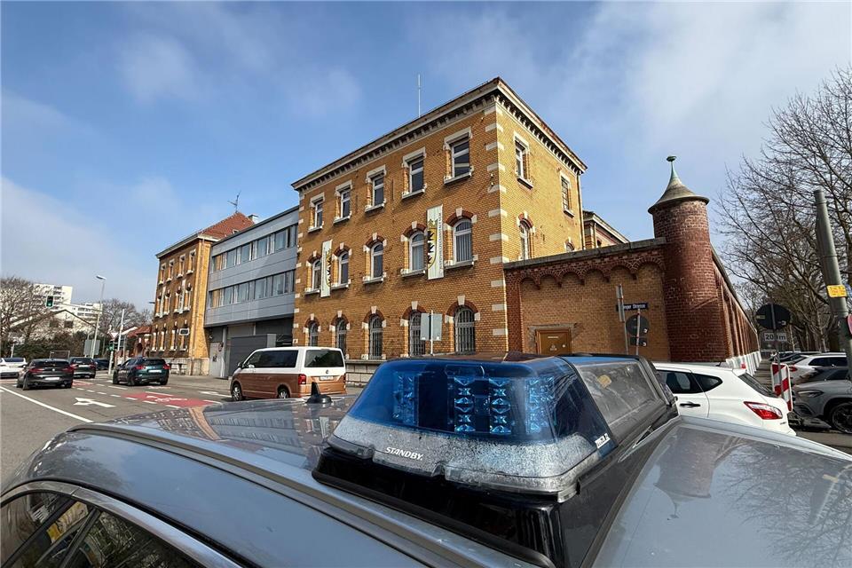 Die Einsatzkräfte waren mit einem Großaufgebot vor Ort.Nico Pointner/dpa