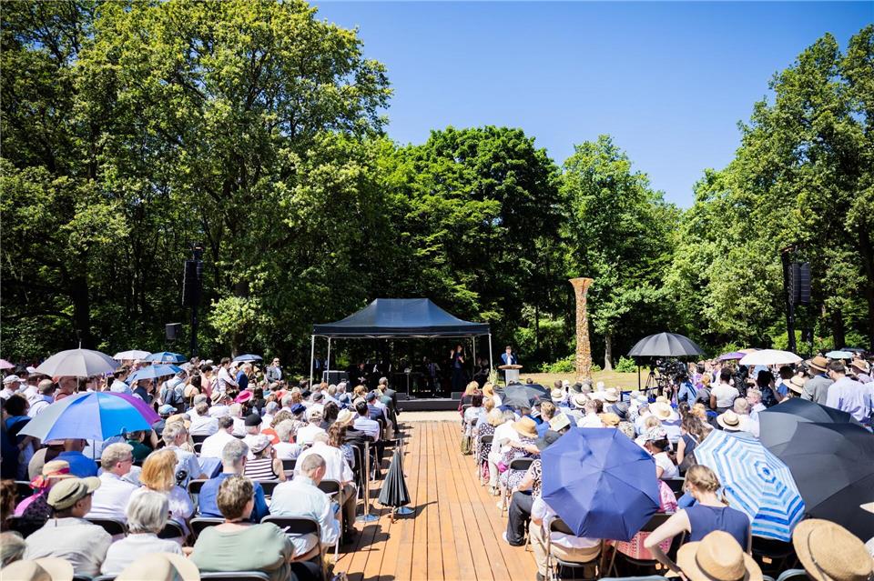 Die Einweihung des Mahnmals für die Zeugen Jehovas, die dem Nationalsozialismus zum Opfer fielen, im Berliner Tiergarten.Christoph Soeder/dpa