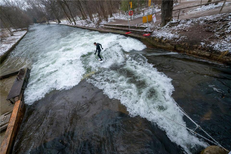Die Eisbachsurfer haben den aufwendigen Versuch abgesagt.Peter Kneffel/dpa