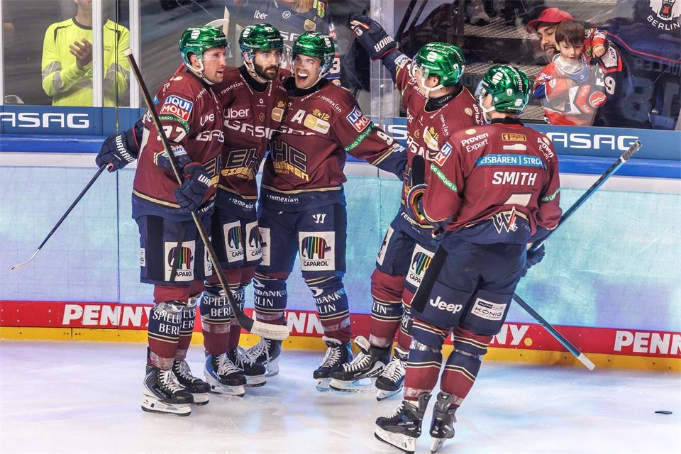 Die Eisbären Berlin bejubeln den Treffer von Liam Kirk (2.v.l.) zum 2:0 gegen die Straubing Tigers.Andreas Gora/dpa