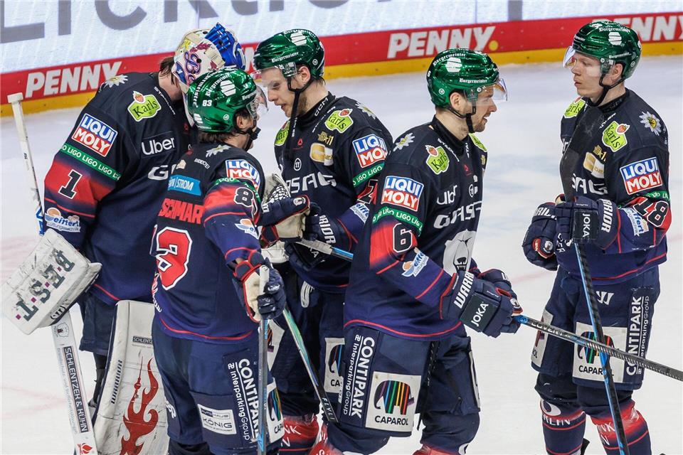 Die Eisbären Berlin feiern ihren 6:3-Sieg im ersten DEL-Halbfinalspiel gegen die Kölner Haie.Andreas Gora/dpa