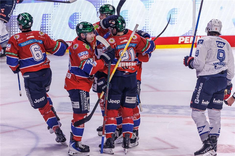 Die Eisbären Berlin feiern nach dem 1:0 von Kai Wissmann (l) beim Heimsieg gegen die Adler Mannheim.Andreas Gora/dpa