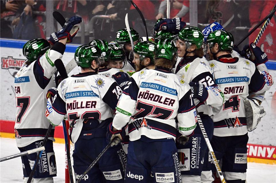 Die Eisbären Berlin feiern nach dem entscheidenden Sieg in Köln den Einzug ins DEL-Finale.Federico Gambarini/dpa