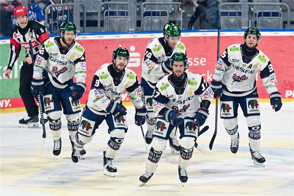Die Eisbären Berlin feierten zum Auftakt der DEL-Finalserie gegen die Adler Mannheim einen 7:3-Sieg.Uwe Anspach/dpa
