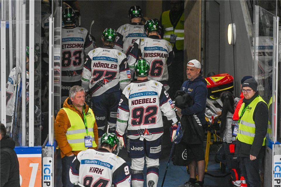 Die Eisbären Berlin gingen nach der 1:5-Niederlage zum Playoff-Start in Straubing enttäuscht in die Kabine.Armin Weigel/dpa