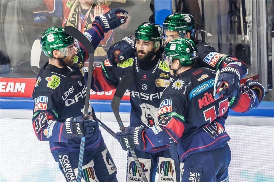 Die Eisbären Berlin hatten auch im zweiten DEL-Finale gegen Mannheim mehrfach Grund zum Jubeln – hier nach dem 2:0 von Liam Kirk (2.v.l.).Andreas Gora/dpa
