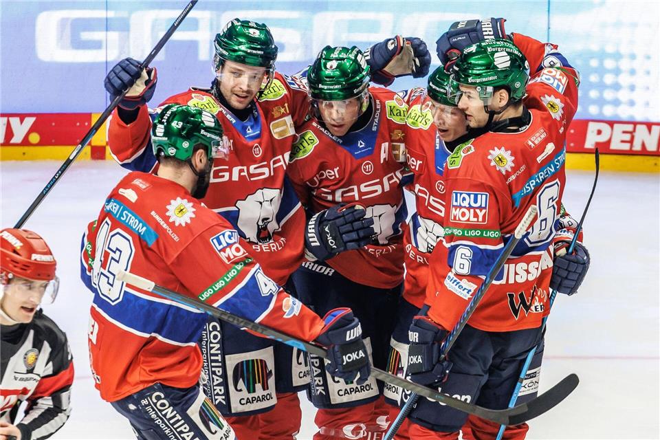 Die Eisbären Berlin konnten mit fünf Siegen in Serie im Hauptrunden-Endspurt der DEL Selbstvertrauen für die Playoffs tanken. (Archivbild)Andreas Gora/dpa