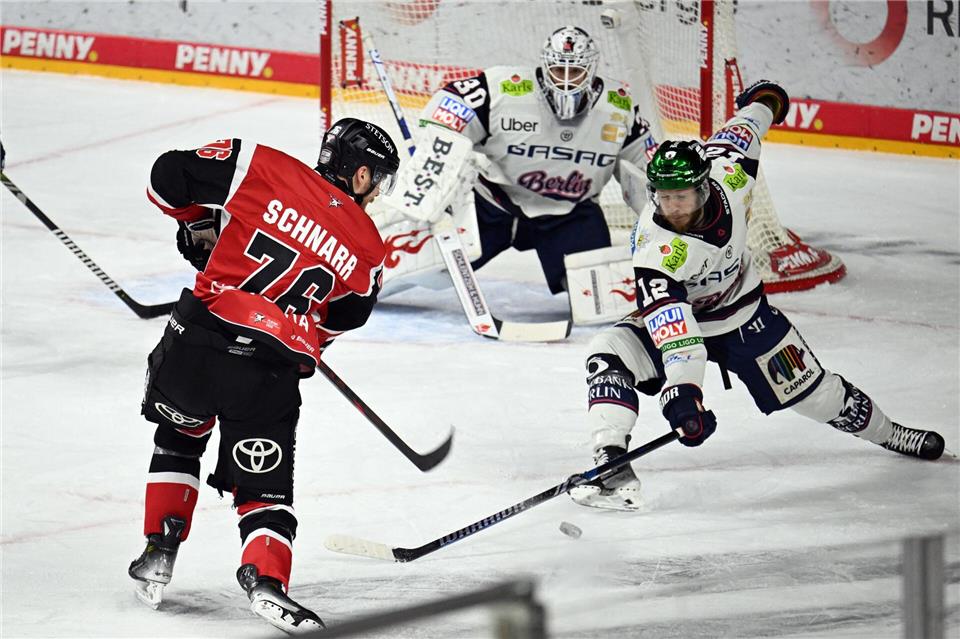 Die Eisbären Berlin lieferten sich mit den Kölner Haien einen richtigen Playoff-Fight.Federico Gambarini/dpa