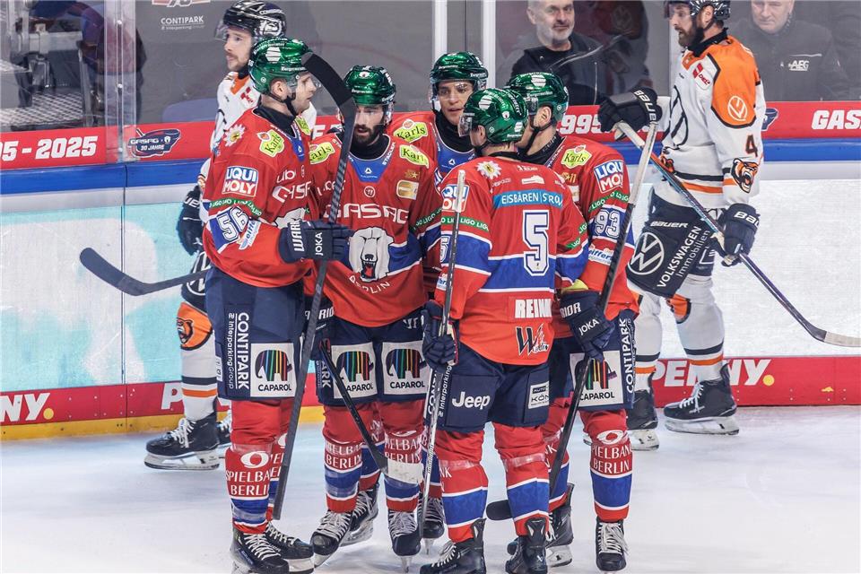 Die Eisbären Berlin müssen erneut auf zwei wichtige Profis verzichten. (Archivbild)Andreas Gora/dpa