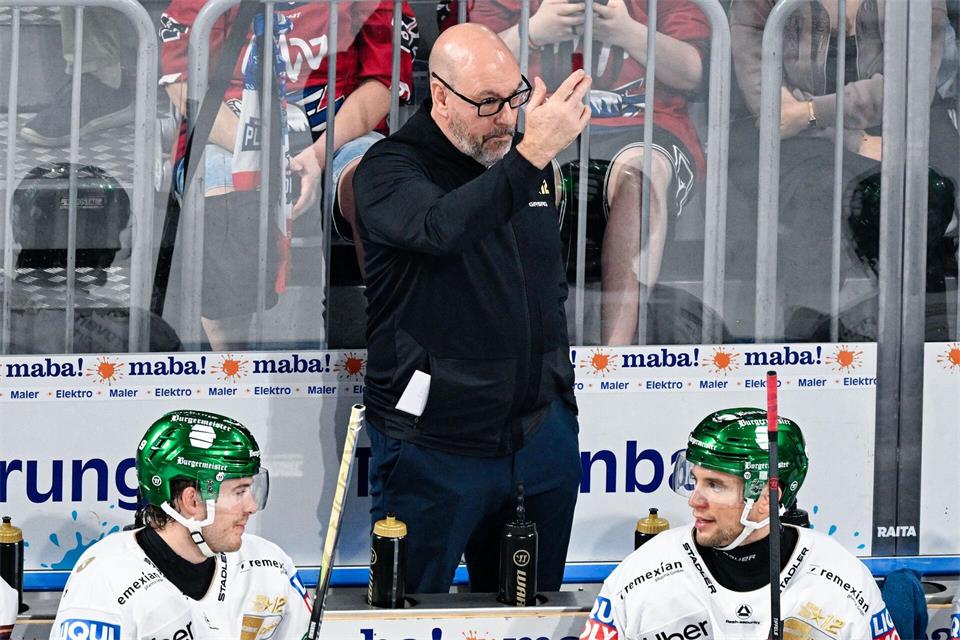 Die Eisbären mit ihrem neuen Cheftrainer Éric Dubois kassieren ihre erste Saisonniederlage. Uwe Anspach/dpa
