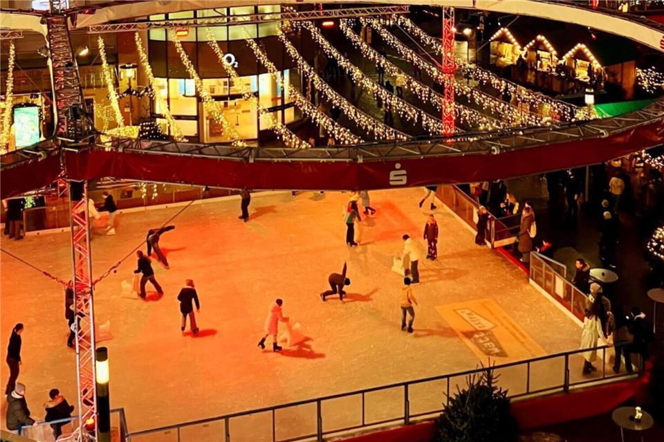 Die Eisbahn „Sparkasse on Ice“ lockte 2024 und 2025 viele Besucher auf den Neutorplatz.