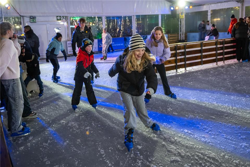 Die Eisbahn war gleich am ersten Wochenende sehr gut besucht.