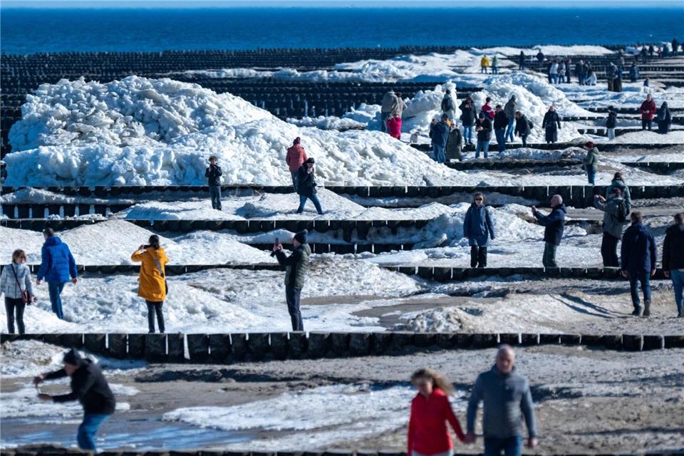 Die Eisberge am Strand von Zempin auf Usedom sind beliebtes Fotomotiv.   Stefan Sauer/dpa