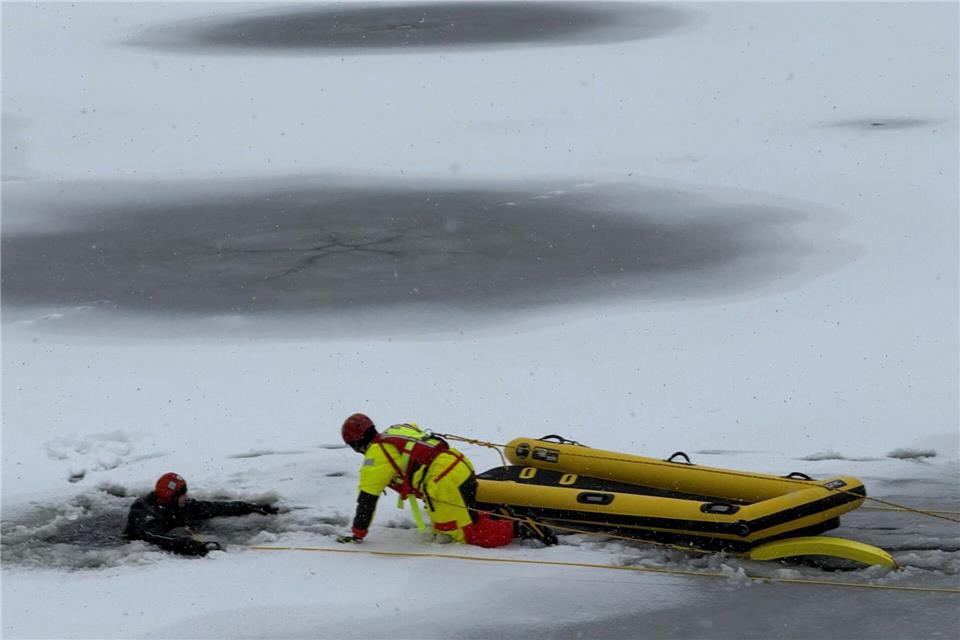 Die Eisdecke sieht auf den ersten Blick stabil aus, doch kleine Löcher lauern.Nicole Schippers/dpa