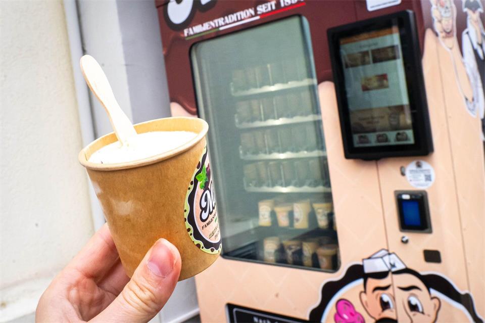 Die Eisdiele Molin aus Bremen hat in der Stadt sieben Automaten mit Eis aufgestellt. In anderen Städten gibt es ähnliche Automaten. Sina Schuldt/dpa