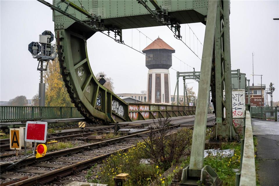 Die Eisenbahn-Klappbrücke über die Hunte in Oldenburg gilt als Nadelöhr für den Bahnverkehr im Nordwesten. (Archivbild)Sina Schuldt/dpa