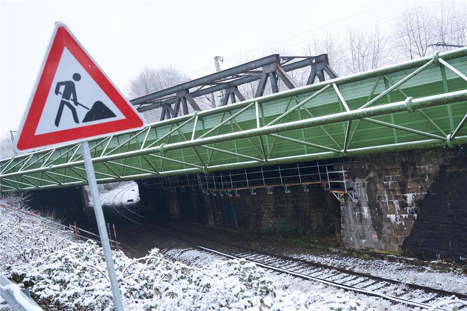 Die Eisenbahnbrücke „Bergische Straße“ muss abgerissen werden.Bernd Thissen/dpa